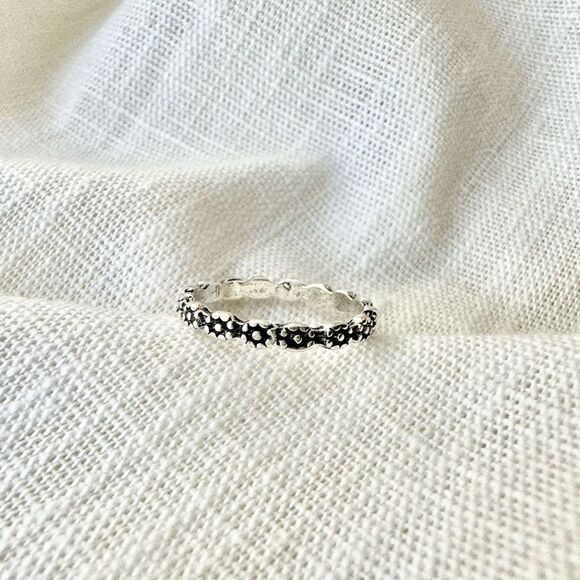 Flower halo ring size 6 - Picture 1 of 1